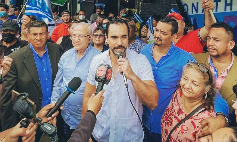 Parra corre por la Alcaldía de Guayaquil auspiciado por la organización política Mover.
