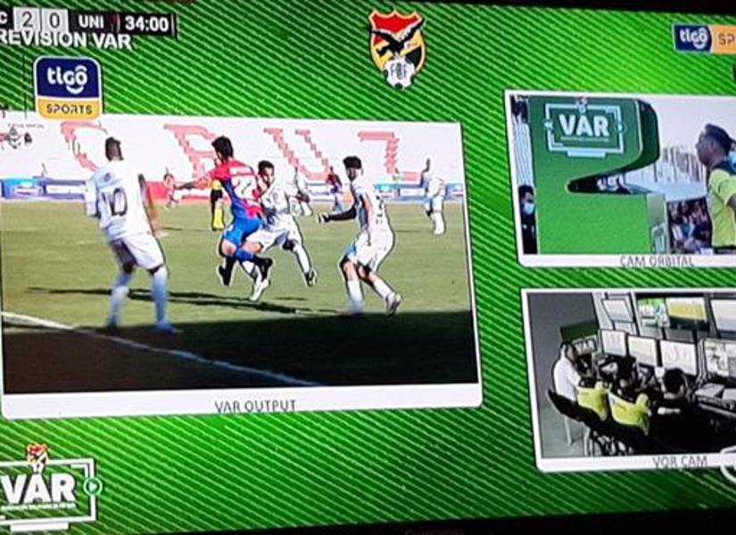 Imagen de archivo sobre el uso del VAR en el campeonato boliviano.