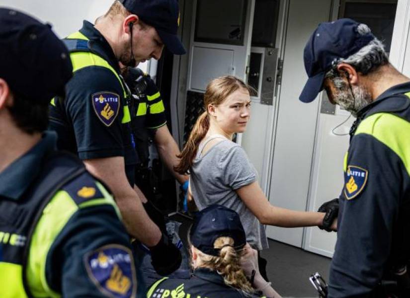 Greta Thunberg siendo arrestada este sábado.