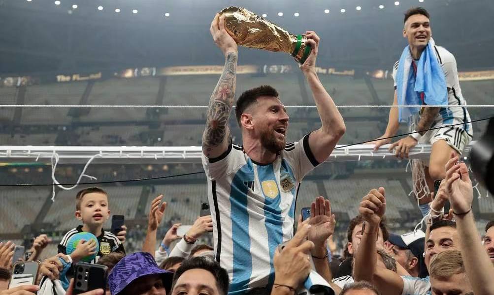 Venden por más de USD 7,8 millones seis camisetas de Messi usadas en el Mundial 2022