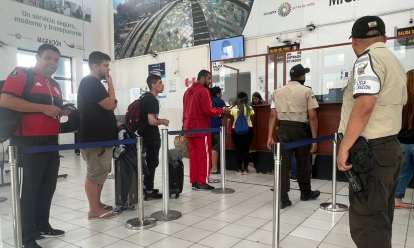 Brasileños que llegan por vía terrestre a Ecuador registran su ingreso por el Centro Binacional de Atención Fronteriza (CEBAF).