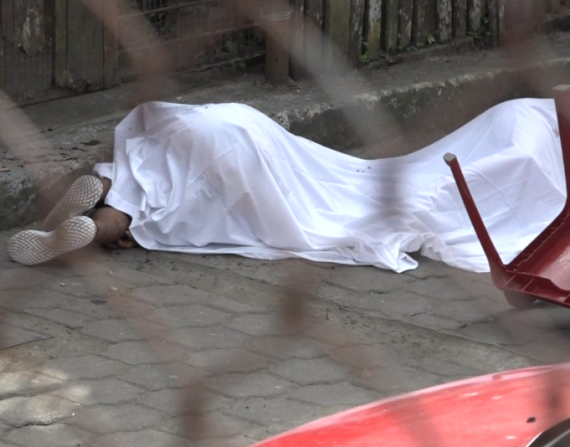 Los cuerpos del hombre y la mujer quedaron tendidos en la calzada del barrio 30 de Julio.