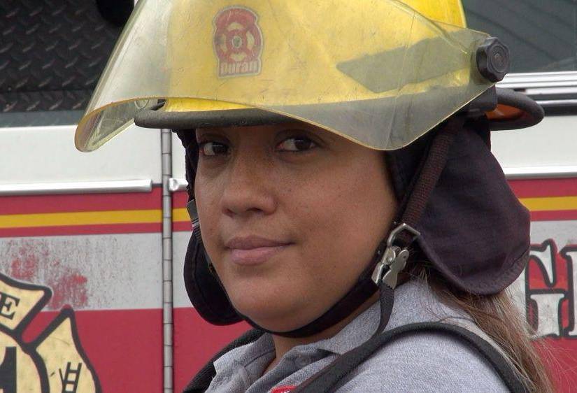 Carla González, bombera de Durán, colaboró para salvar a un niño que cayó a un pozo.