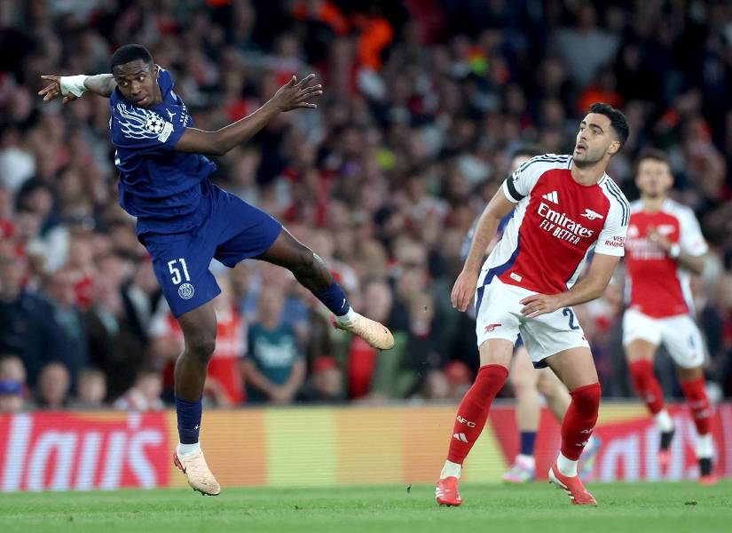 Willian Pacho fue titular con el PSG en la Champions League.