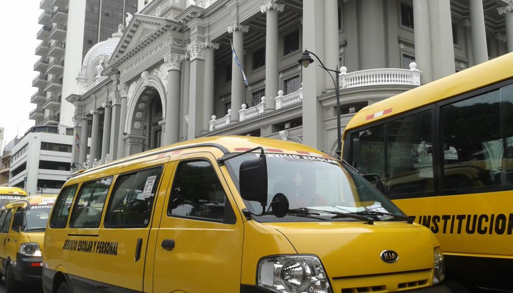 Transportistas reclaman por normas de matriculación de buses de escuelas y empresas