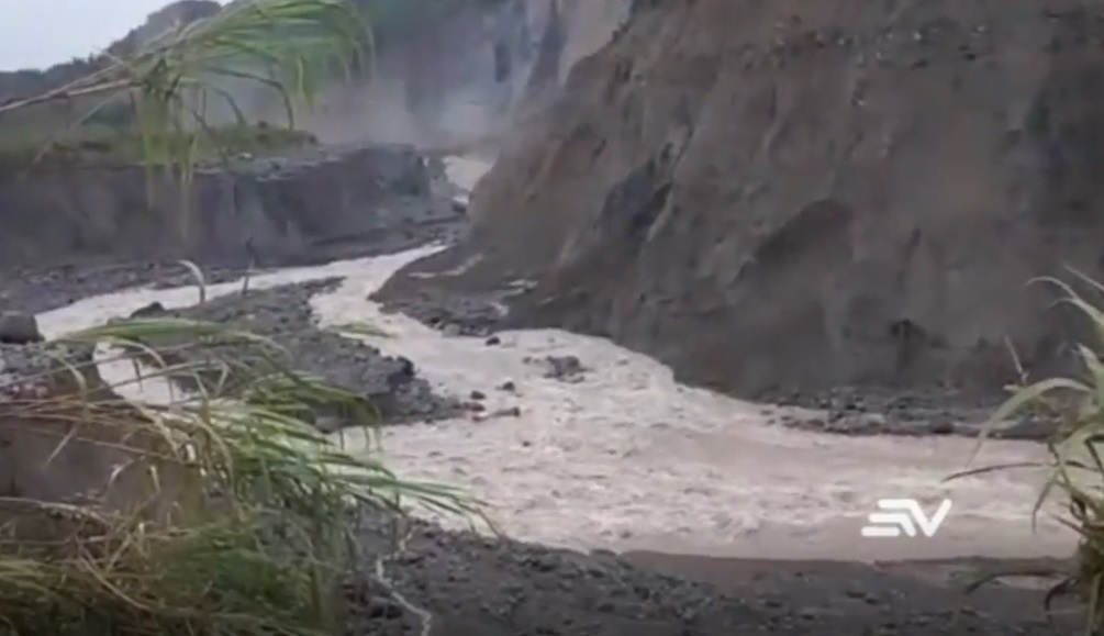Deslizamiento de tierra causa represamiento de agua en río Coca