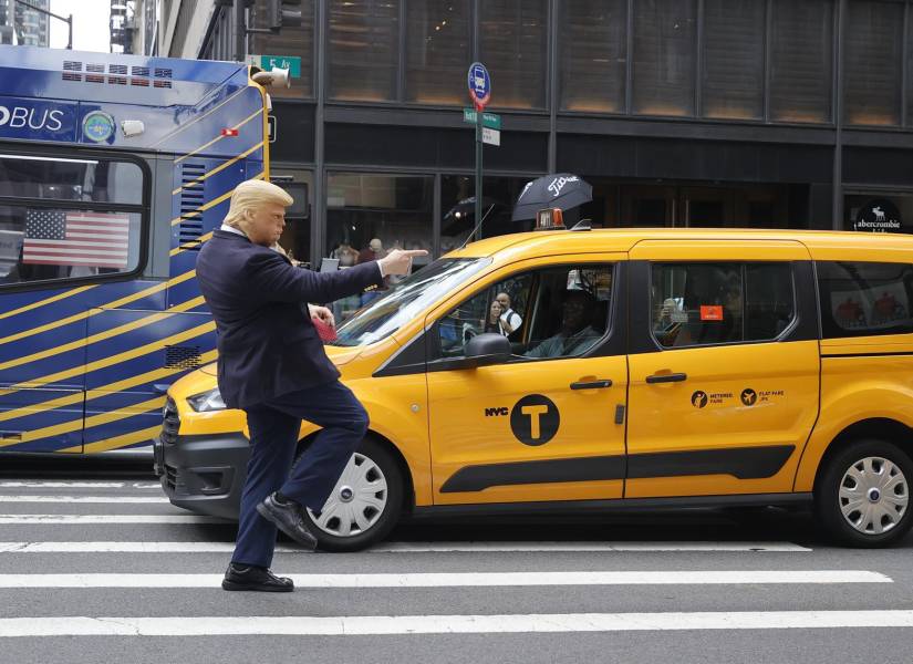 Un hombre se disfrazó de Donald Trump y salió a pasear en las calles de NY.