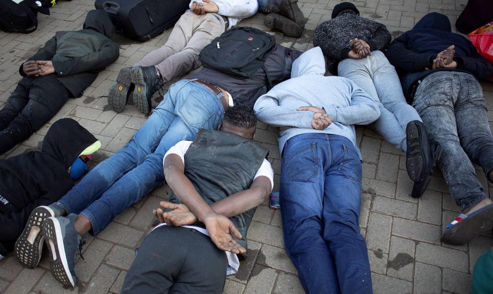 Más de 80 detenidos por robar y violar en grupo a ocho mujeres en Sudáfrica