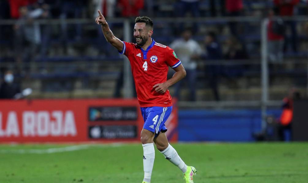 Mauricio Isla es baja en Chile para el choque ante Paraguay y Ecuador por covid-19