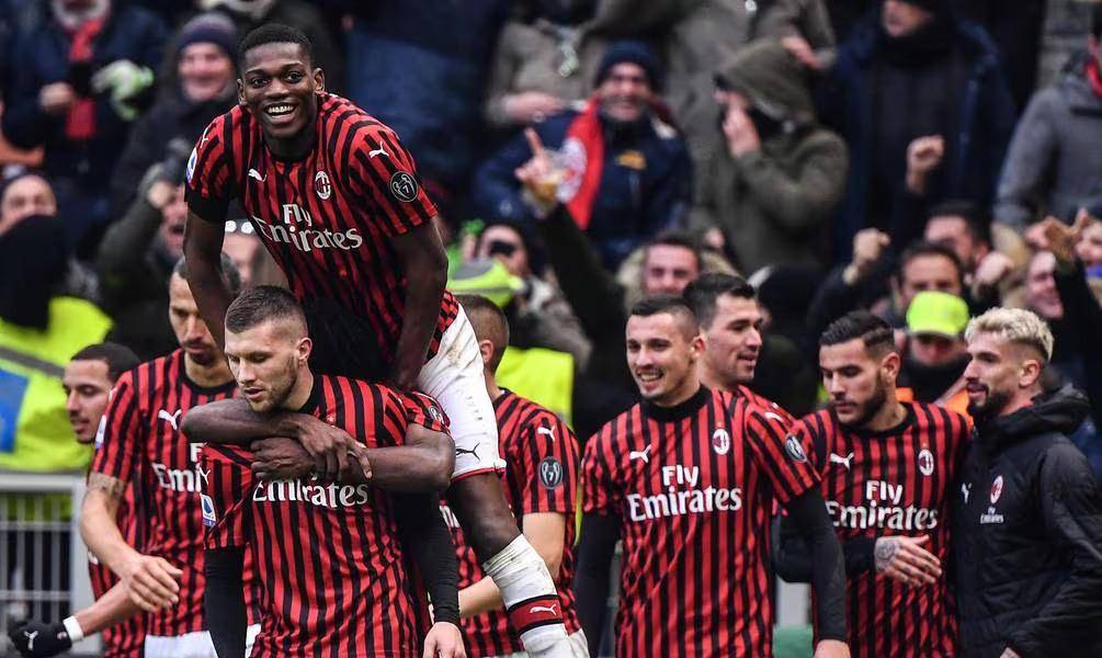 Calcio: El AC Milan remonta un partido manchado por el racismo