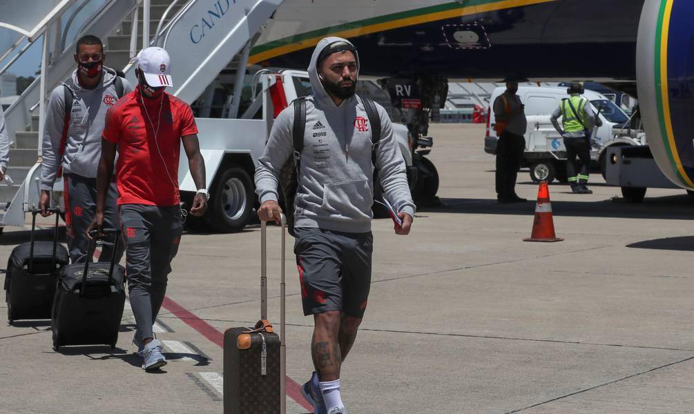 Flamengo viaja a Guayaquil en medio de una masiva despedida de sus hinchas