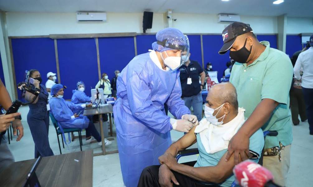 Inició vacunación de adultos mayores en 2 sedes municipales de Guayaquil