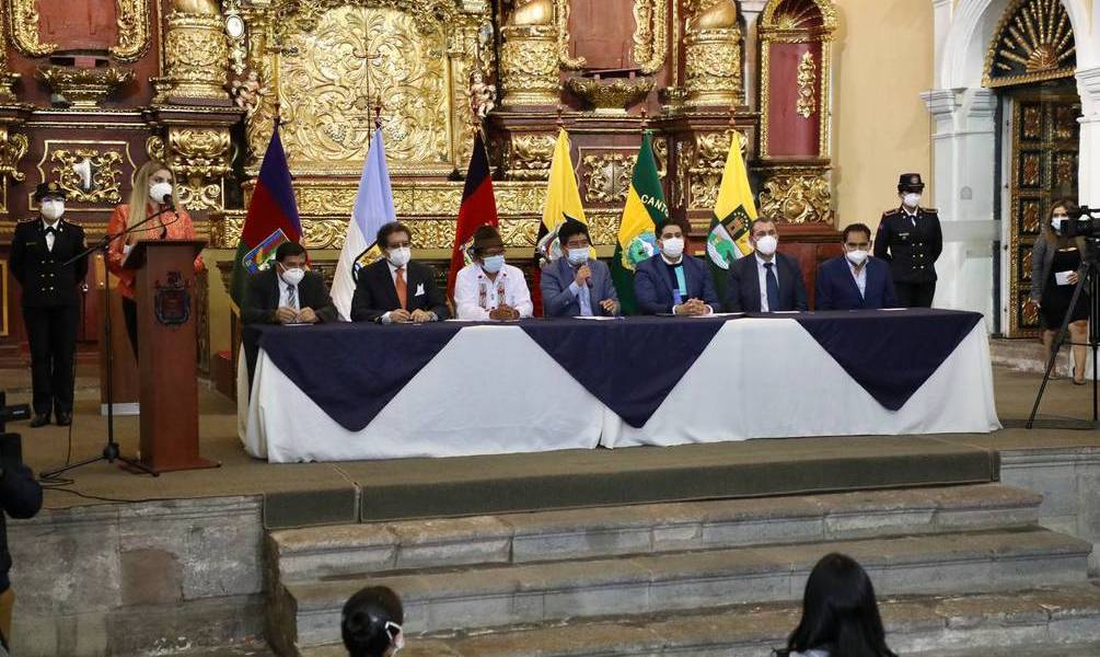 Alcaldes de Pichincha firman acuerdo para más vacunas
