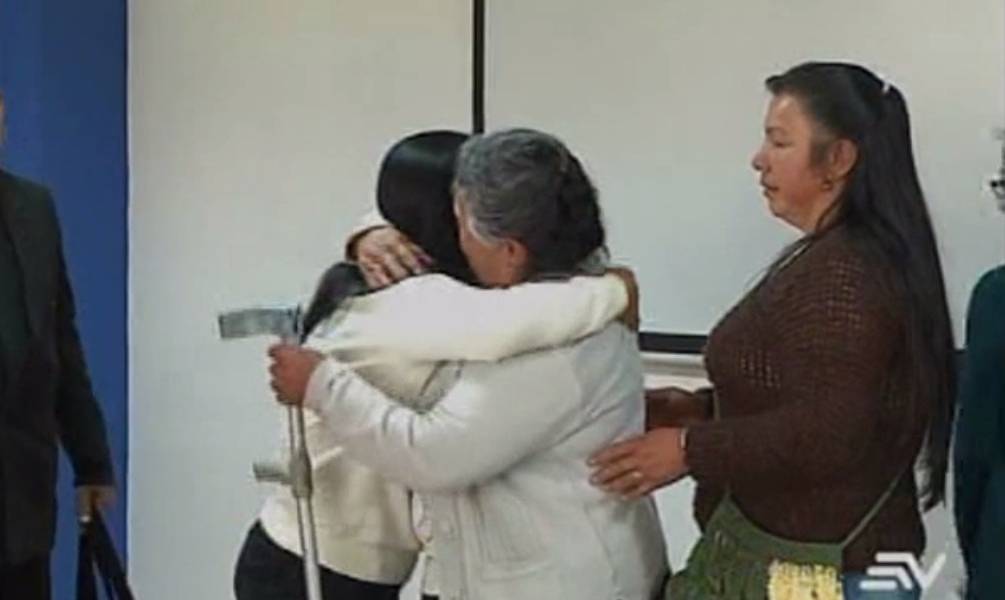 Mujer desaparecida por 44 años se reencuentra con su familia