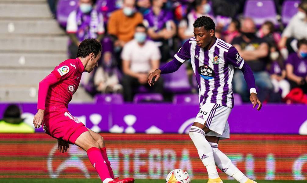 Real Valladolid gana con asistencia de Gonzalo Plata y se aleja de la zona de descenso