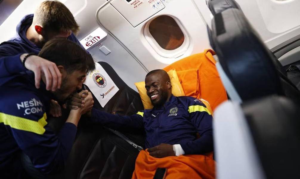 Enner Valencia asegura que está bien y sale de peligro tras recibir fuerte golpe en la cabeza