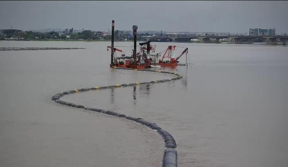 Imagen de un dragado del río Guayas. Imagen de un dragado del río Guayas.