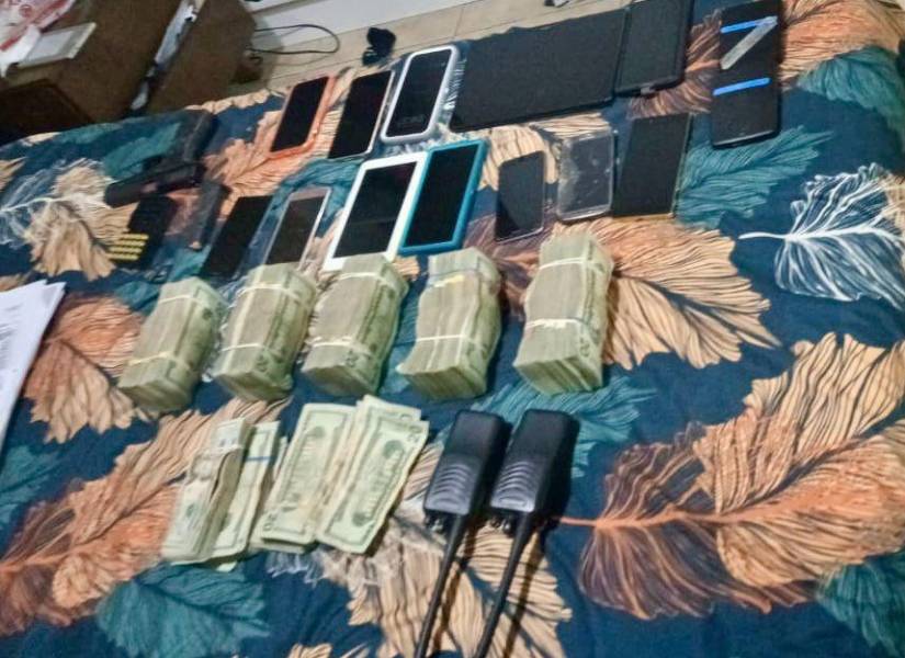 Dinero y dispositivos incautados en los operativos realizados por la Fiscalía y Policía en Manabí.