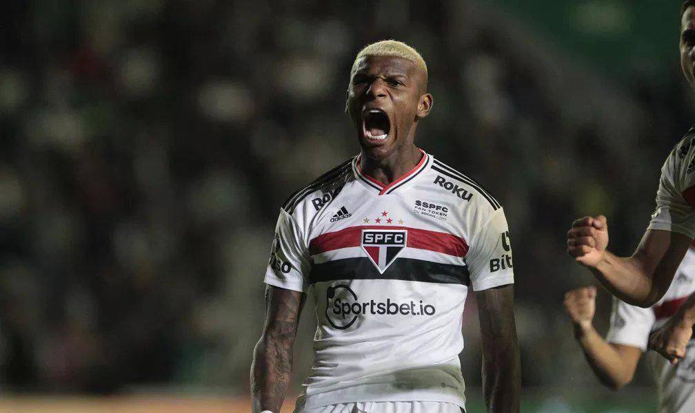 Robert Arboleda sale lesionado en triunfo del Sao Paulo por Copa Brasil