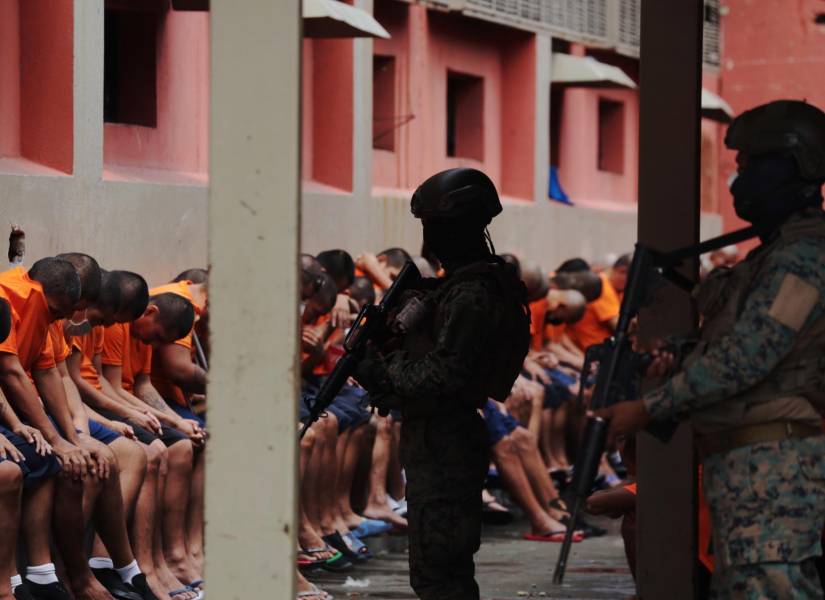 Las Fuerzas Armadas tienen bajo control 20 de las 35 cárceles de Ecuador.