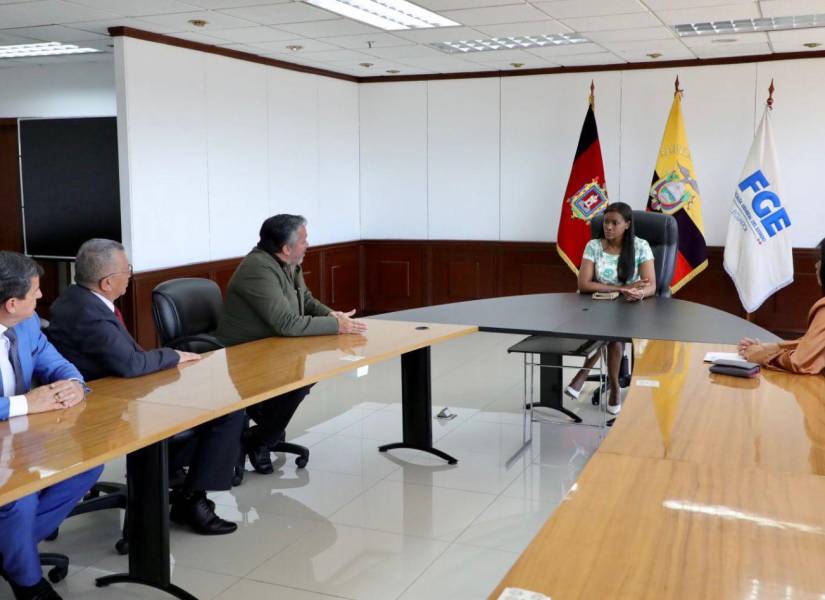 Imagen de los abogados Ángel Orna y Ramiro García conversando con la fiscal general Diana Salazar, la tarde de este jueves 31 de agosto del 2023.
