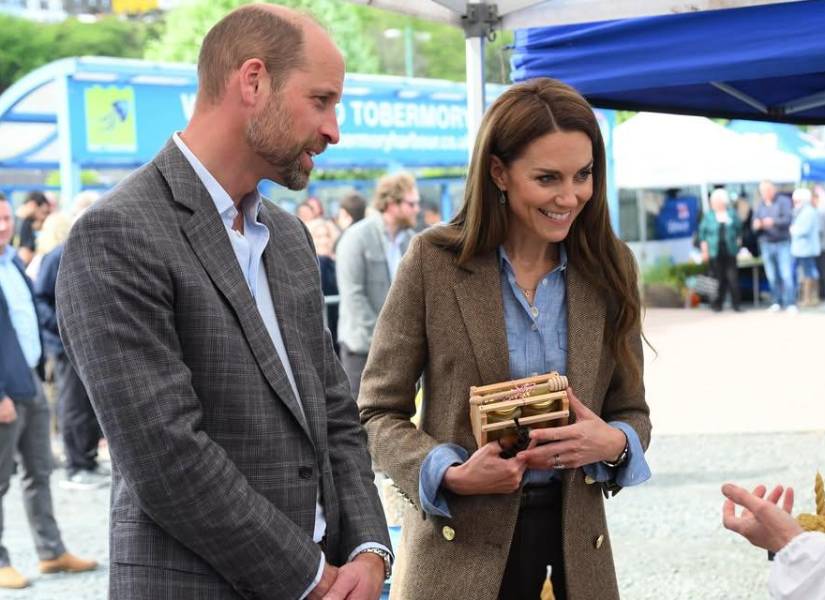 William y Kate charlando con artesanos locales.