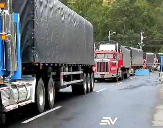 De los 130 camiones con productos ecuatorianos que salían diariamente por el Puente Internacional de Rumichaca, ayer apenas partieron 15 vehículos.