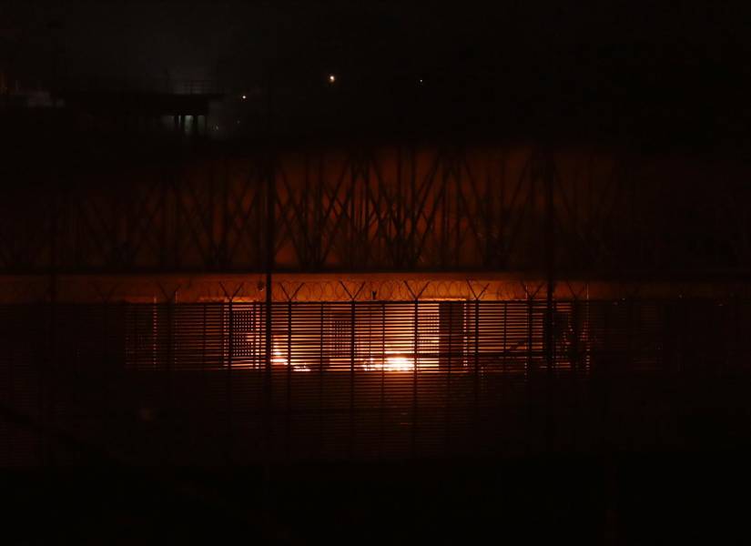 Foto de celdas incendiadas de la cárcel Regional de Guayaquil, en imágenes tomadas desde los exteriores del complejo penitenciario.