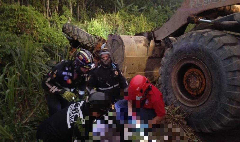 Una persona falleció y seis resultaron heridas en choque entre bus y tractor en Bucay, Guayas