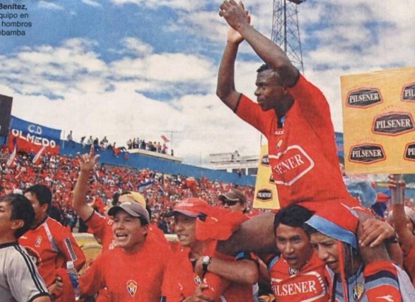 Christian Chucho Benítez festejando el título liguero con El Nacional