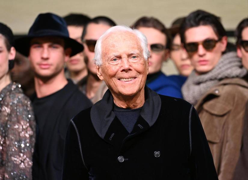Giorgio Armani junto a sus modelos en el final de la presentación de su colección de Otoño/Invierno 2025-2026.