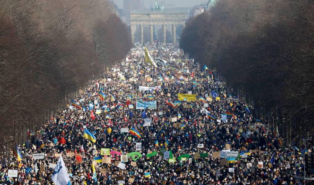 Miles de personas protestan contra la invasión rusa en Ucrania, Alemania y la propia Rusia
