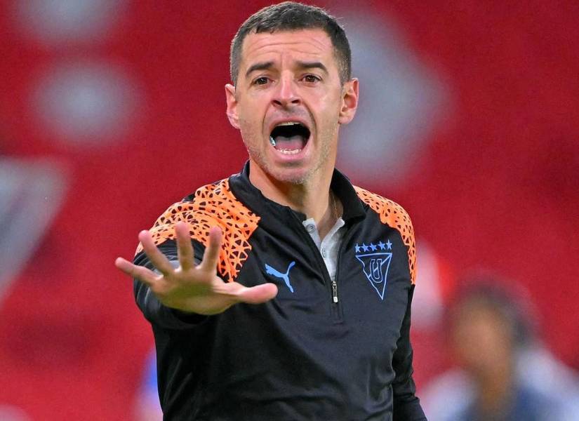 Adrián Gabbarini como asistente técnico en un partido con Liga de Quito