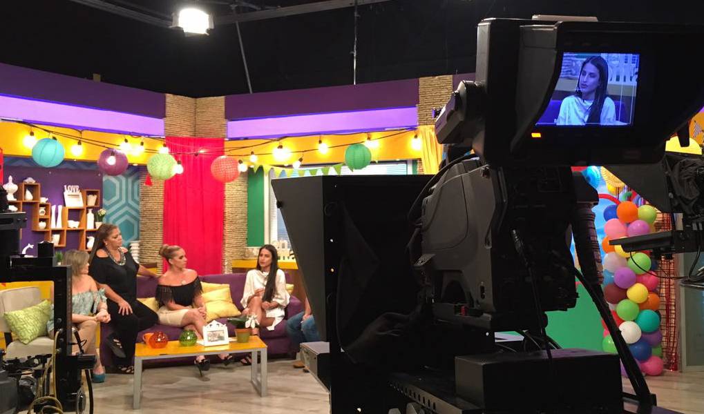 Actriz ecuatoriana Joselyn Gallardo, de 'Sin senos sí hay paraíso', visita ECUAVISA