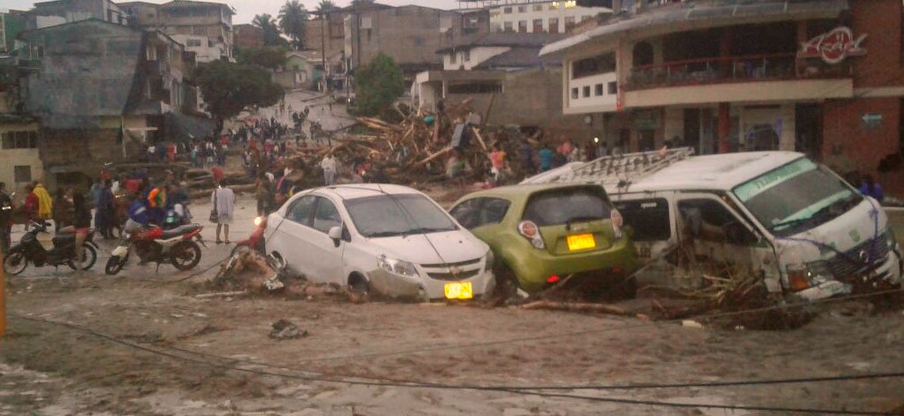 Desbordamiento de río deja 24 muertos en ciudad de Colombia cercana a Ecuador
