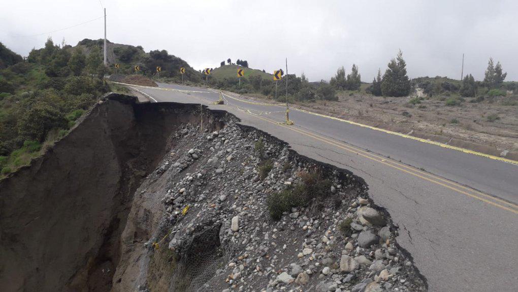 Casi 500 familias se ven afectadas por daños en varios tramos de la vía Chugchilán-Quilotoa