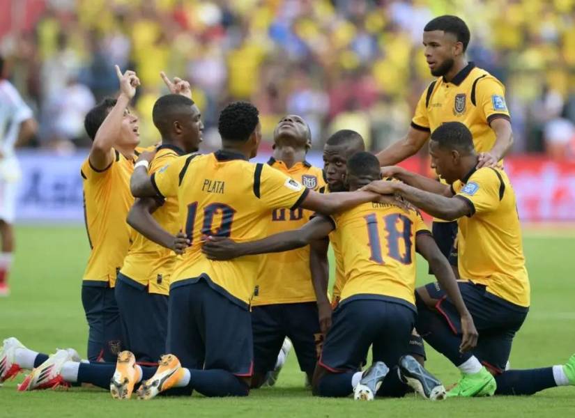 Jugadores de la selección de Ecuador celebran un gol contra Venezuela por las Eliminatorias Sudamericanas