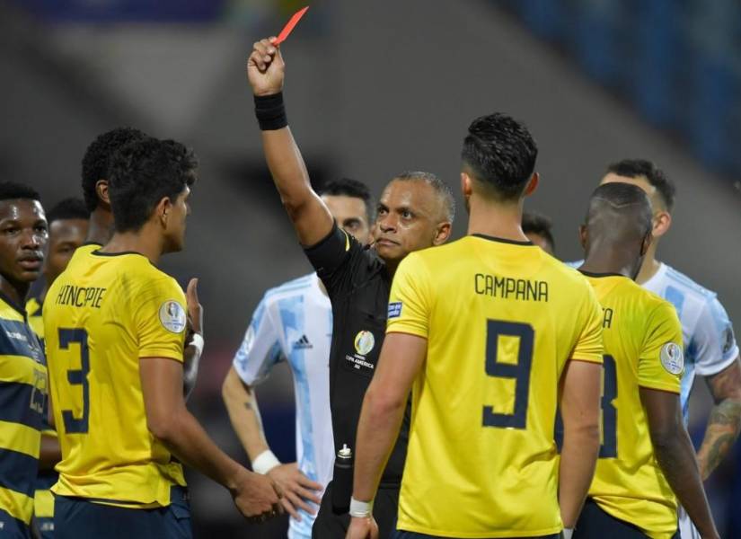 Piero Hincapié fue expulsado en los minutos finales.