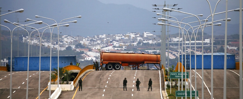 Opositores venezolanos marchan para exigir a FFAA no bloquear ayuda humanitaria