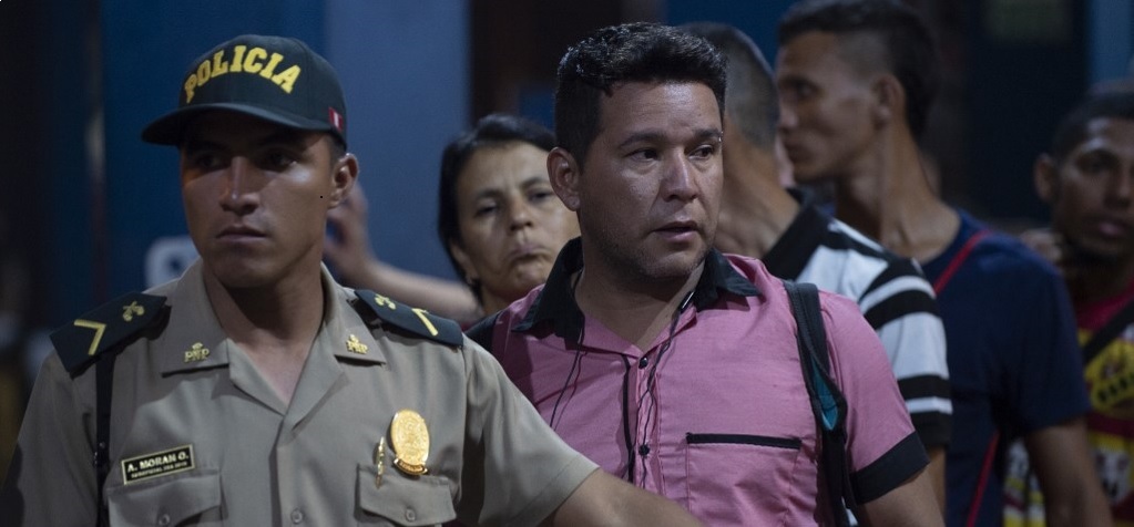 Policías bloquean el ingreso de venezolanos a territorio peruano