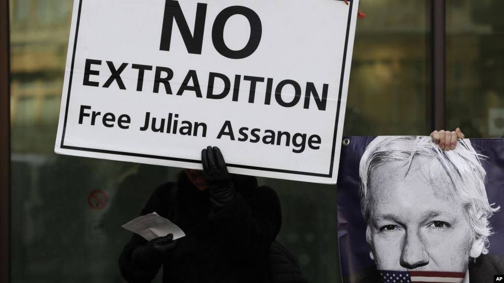 Tribunal niega la libertad condicional a Assange pese a temores por COVID-19