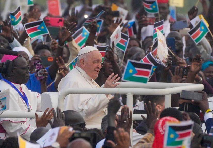 El Papa Francisco llega para celebrar una misa masiva en el Mausoleo de John Garang en Yuba, Sudán del Sur, el domingo 5 de febrero de 2023.
