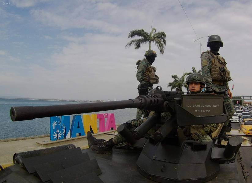 Militares recorren las calles de Manta incluso en tanquetas.