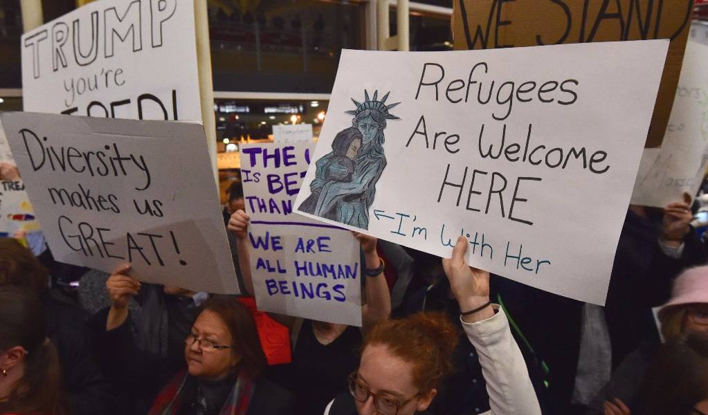 Juez de EE.UU. bloquea polémica orden migratoria de Trump en todo el país