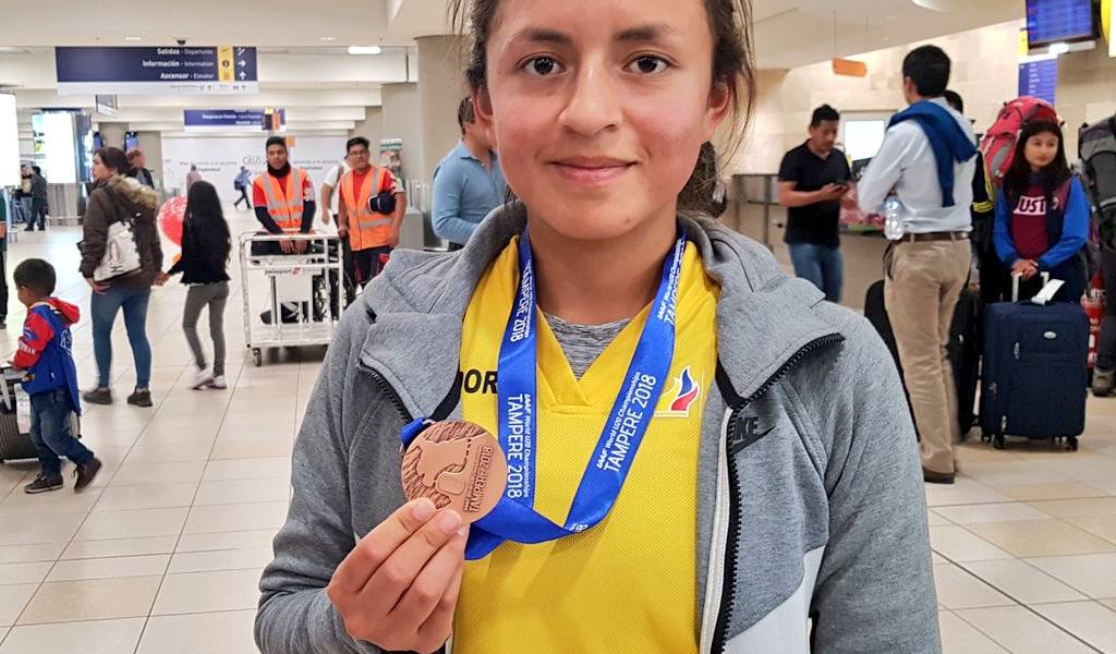 Atletas ecuatorianos llegan al país tras su participación en Finlandia