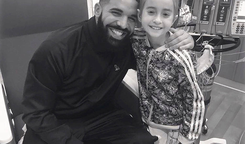 Drake visita a niña hospitalizada que lo invitó a cumpleaños
