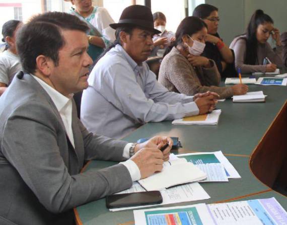 Las mesas de diálogo se realizan entre los representantes del Gobierno y los dirigentes indígenas.
