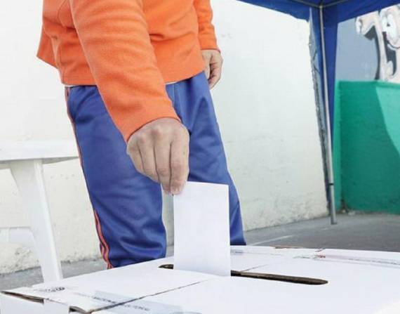 Imagen referencial de un ppl sufragando.