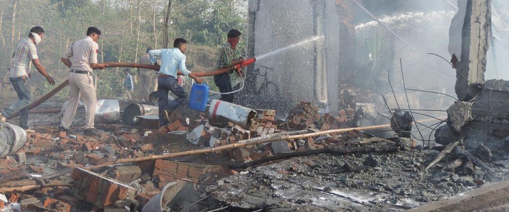 Explosión en una fábrica de fuegos artificiales en India causa 25 muertos