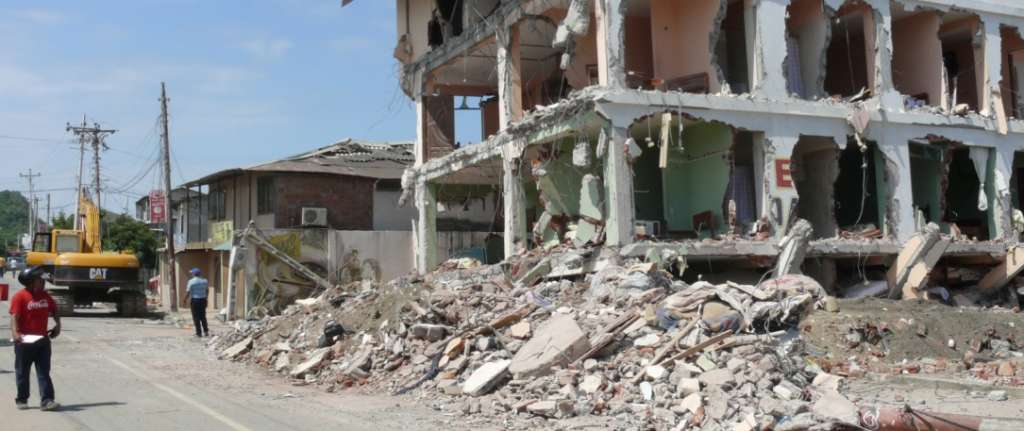 Actos religiosos en zona cero para recordar a las víctimas del terremoto en Ecuador